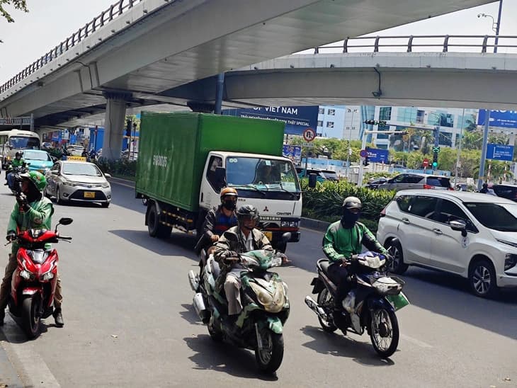 Lo tắc đường vào kho hàng Tân Sơn Nhất