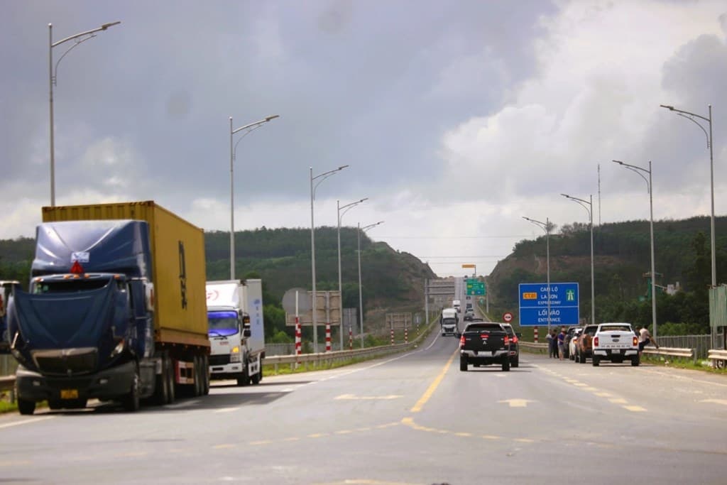 Doanh nghiệp vận tải thế nào khi không được vào cao tốc Cam Lộ - La Sơn?
