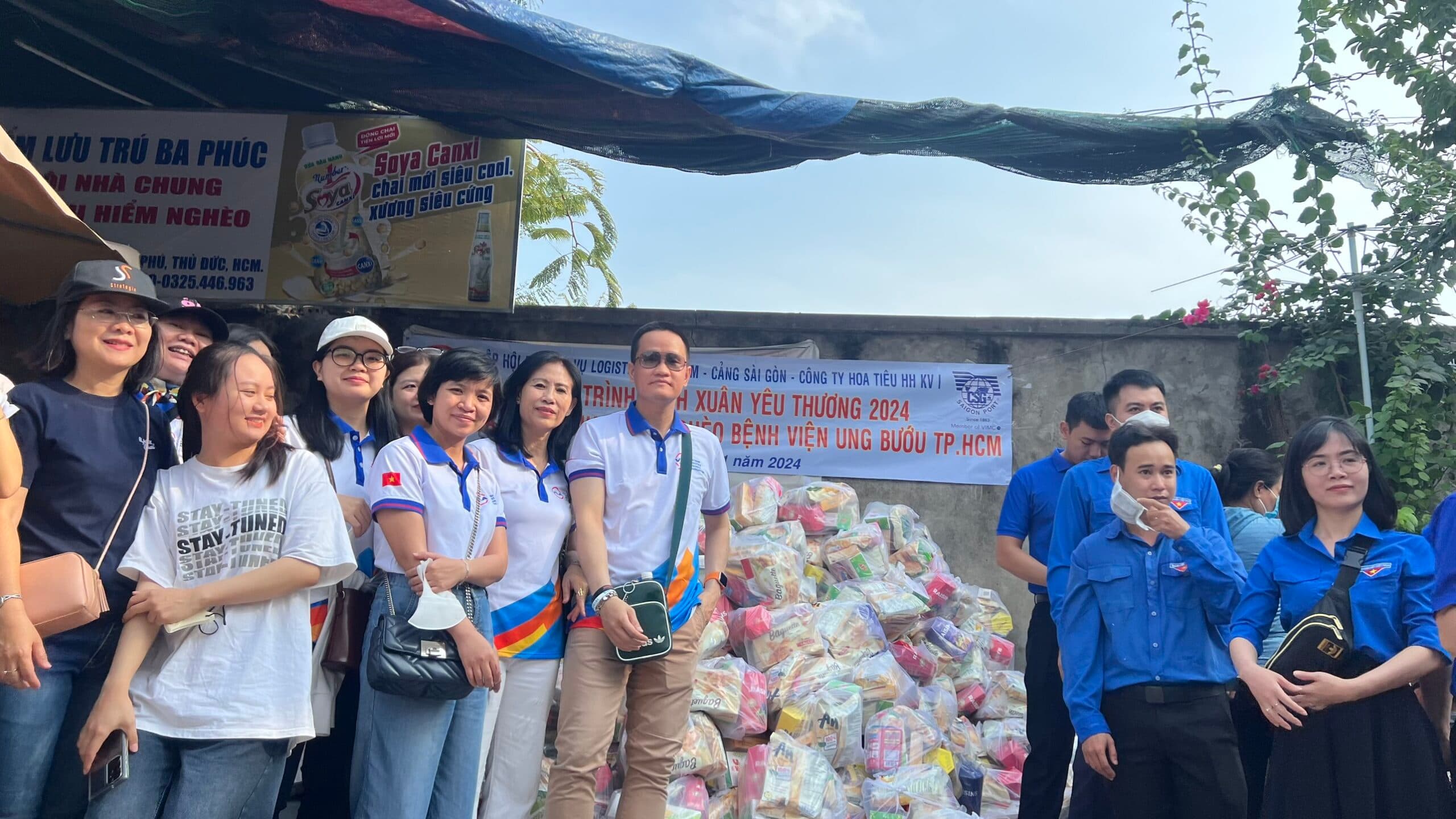 VLA trao quà Tết chia sẻ khó khăn với bệnh nhân ung thư