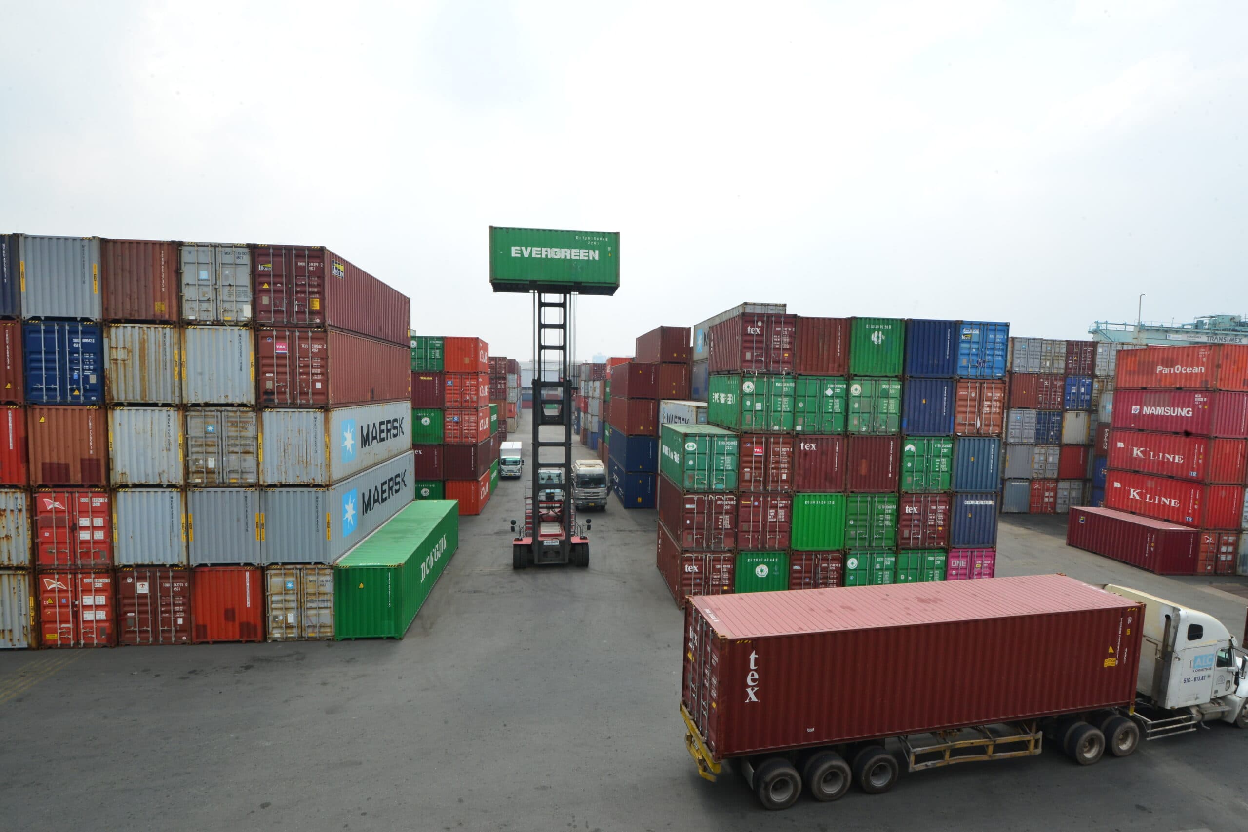 Xuất nhập khẩu vượt mốc 600 tỷ USD