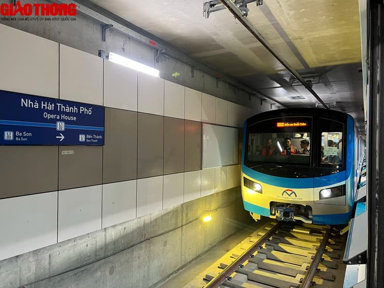 Metro số 1 chạy từ Bến Thành đến Suối Tiên êm suốt