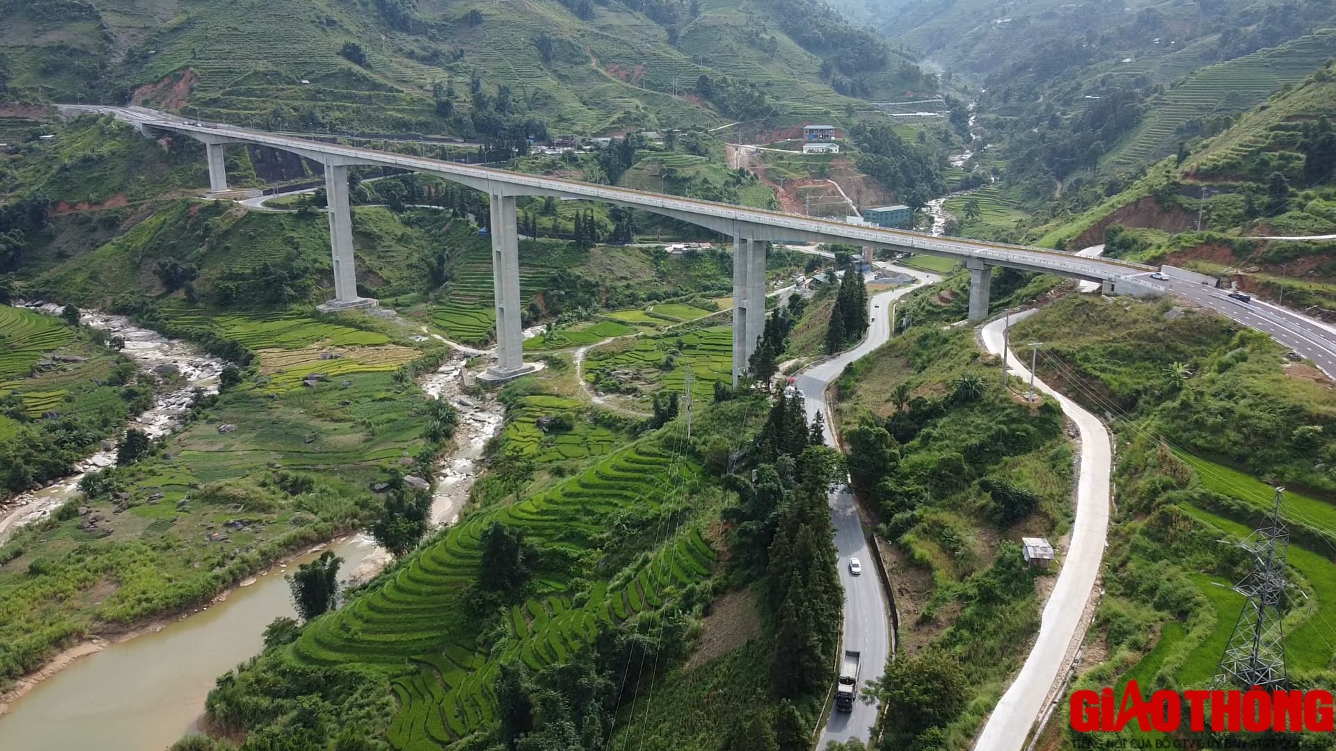Kỷ lục làm 5 trụ cầu Móng Sến cao sừng sững 80 mét ở Lào Cai